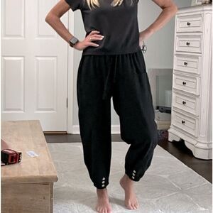 Black Cotton Blend Cropped/Tapered leg  pants w pockets & elastic waist sz Lg